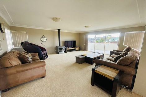 Photo of property in 10 Bonnard Place, West Harbour, Auckland, 0618