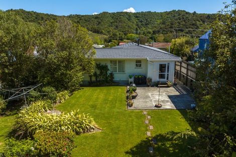 Photo of property in 128 Waikawa Road, Picton, 7220