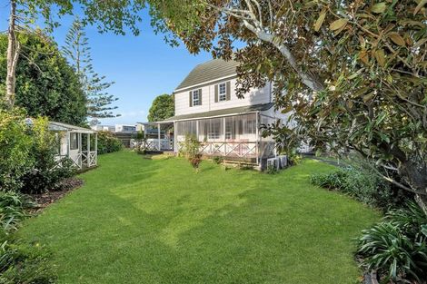 Photo of property in 1 Cascades Road, Pakuranga Heights, Auckland, 2010