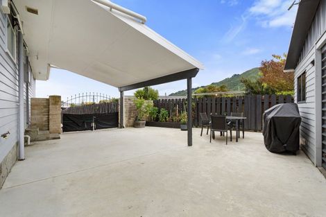 Photo of property in 18 Omaha Grove, Totara Park, Upper Hutt, 5018