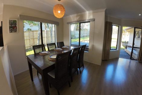 Photo of property in 5 Waimanu Bay Drive, Te Atatu Peninsula, Auckland, 0610
