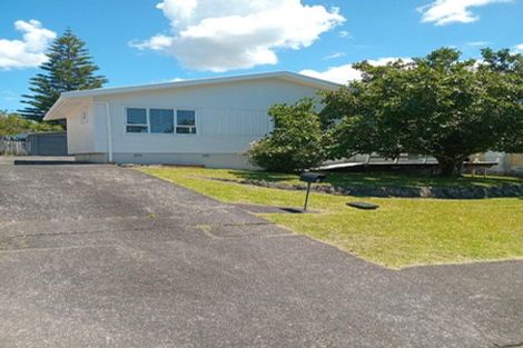 Photo of property in 8 Dawnhaven Drive, Te Atatu Peninsula, Auckland, 0610