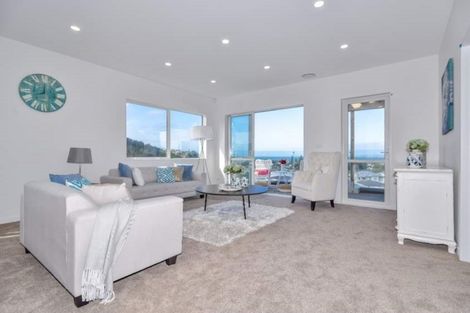 Photo of property in 32 Ngahere Views, Orewa, 0931