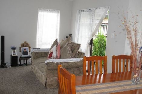 Photo of property in 2/11 Etherton Drive, Weymouth, Auckland, 2103