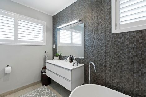 Photo of property in 1/87-89 Hinemoa Street, Birkenhead, Auckland, 0626