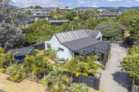 Photo of property in 2 Island View Terrace, Waikanae Beach, Waikanae, 5036