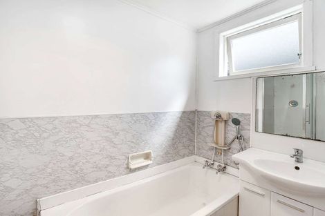 Photo of property in 21 Edgeware Road, Palmerston North, 4410