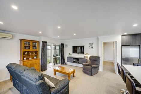 Photo of property in 5a Queens Walk, Taradale, Napier, 4112