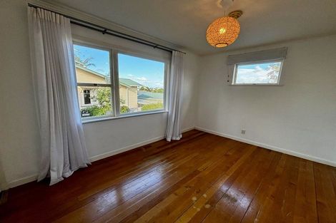 Photo of property in 28a Old Lake Road, Narrow Neck, Auckland, 0624