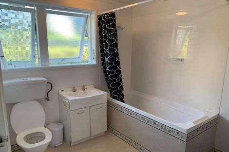 Photo of property in 2/91 Verran Road, Birkenhead, Auckland, 0626