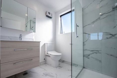 Photo of property in 4/17 Lowtherhurst Road, Massey, Auckland, 0614