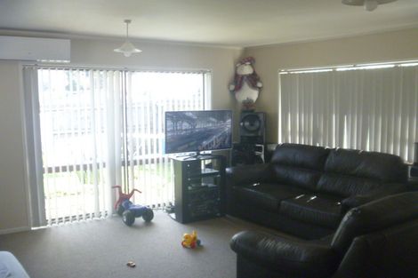Photo of property in 1/2 Walter Strevens Drive, Conifer Grove, Takanini, 2112