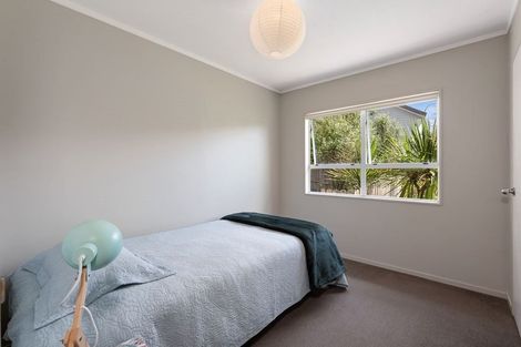 Photo of property in 1/76 Totaravale Drive, Totara Vale, Auckland, 0629
