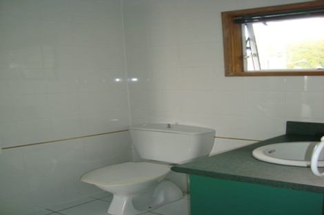 Photo of property in 635 Glenfield Road, Totara Vale, Auckland, 0629