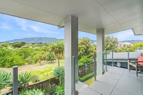 Photo of property in 18 Olliver Grove, Waikanae Beach, Waikanae, 5036