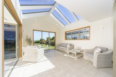 Photo of property in 27 The Strand, Fitzherbert, Palmerston North, 4410