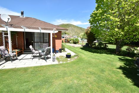 Photo of property in 10 Benmore Place, Omarama, 9412