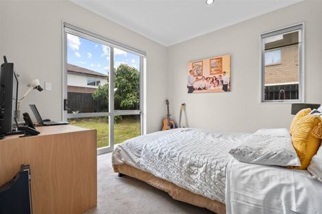 Photo of property in 16 Kirikiri Drive, Papakura, 2110