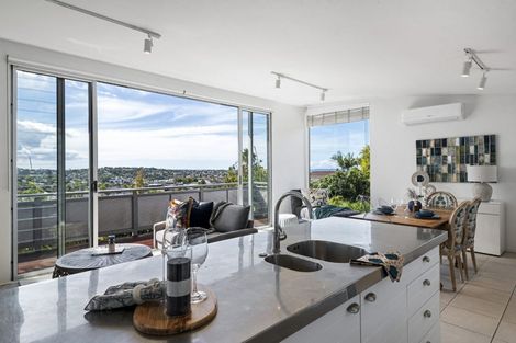 Photo of property in 1/598 Beach Road, Rothesay Bay, Auckland, 0630