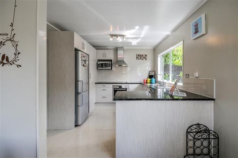 Photo of property in 2/20 Hogans Road, Glenfield, Auckland, 0629