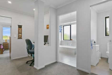 Photo of property in 18 Loch Views Road, Acacia Bay, Taupo, 3385