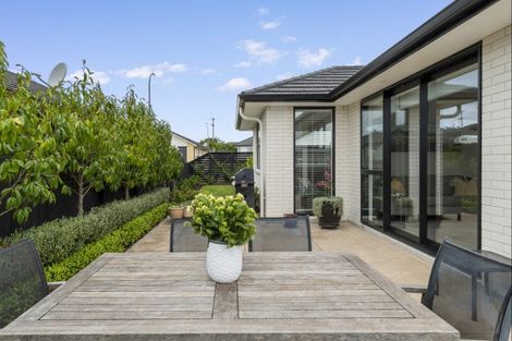 Photo of property in 15 Charlotte Drive, Omokoroa, 3114