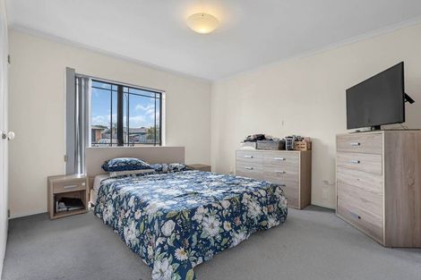 Photo of property in 11 Newbegin Place, Weymouth, Auckland, 2103