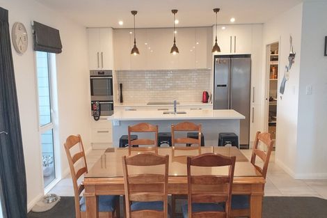 Photo of property in 118 Johnstone Drive, Fitzherbert, Palmerston North, 4410