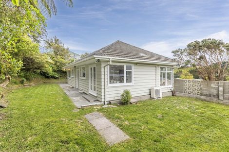 Photo of property in 7 Miles Crescent, Newlands, Wellington, 6037