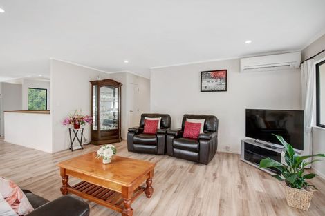 Photo of property in 2/9 Mossop Rise, Glenfield, Auckland, 0629