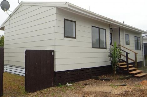 Photo of property in 2/11 De Bloge Place, Clendon Park, Auckland, 2103