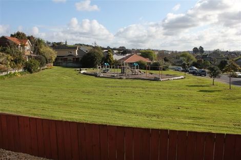 Photo of property in 2/14 Ponderosa Drive, Oteha, Auckland, 0632