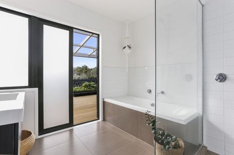 Photo of property in 14a Church Street, Northcote Point, Auckland, 0627