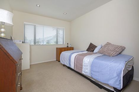 Photo of property in 50 Royalle Mews, Botany Downs, Auckland, 2010
