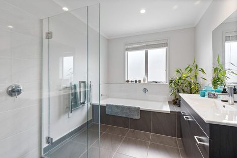 Photo of property in 12 Robert Might Road, Kumeu, 0810