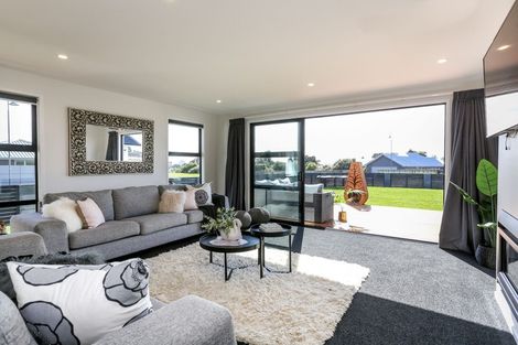 Photo of property in 1 Megaw Close, Whalers Gate, New Plymouth, 4310