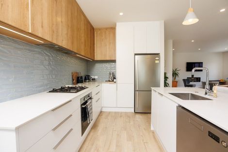 Photo of property in 31 Boeing Way, Newlands, Wellington, 6037