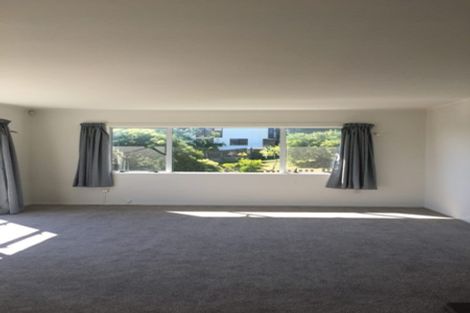 Photo of property in 303 Glenfield Road, Glenfield, Auckland, 0629