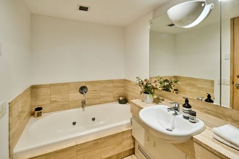 Photo of property in 2/326 Oriental Parade, Oriental Bay, Wellington, 6011