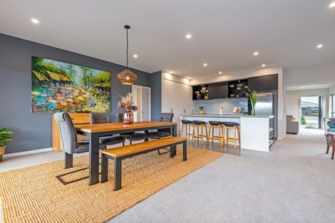 Photo of property in 8 Mediterranean Grove, Fitzherbert, Palmerston North, 4410