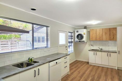 Photo of property in 2 Dundee Place, Crofton Downs, Wellington, 6035