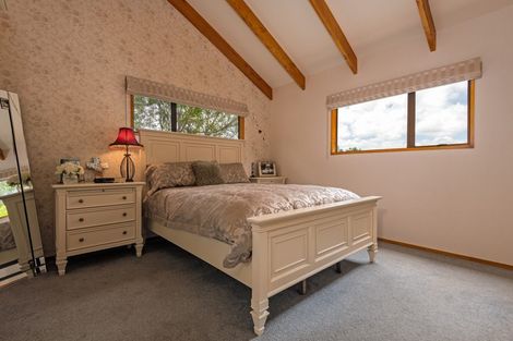 Photo of property in 28 Springdale Grove, Fitzherbert, Palmerston North, 4410