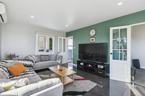 Photo of property in 2b Paratu Way, Strathmore Park, Wellington, 6022