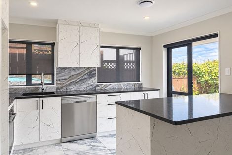 Photo of property in 16 Lobelia Rise, Goodwood Heights, Auckland, 2105