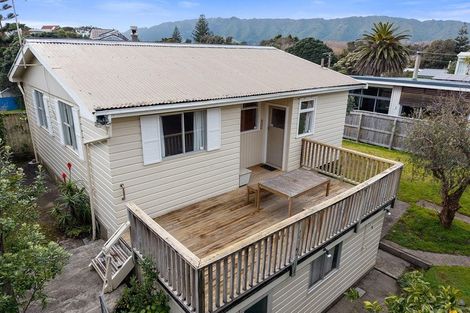 Photo of property in 16 Hughes Street, Waikanae Beach, Waikanae, 5036