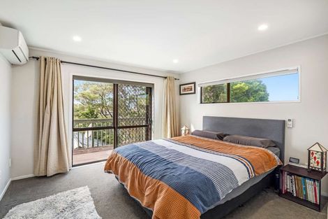 Photo of property in 10 Glen Vista Place, Bayview, Auckland, 0629