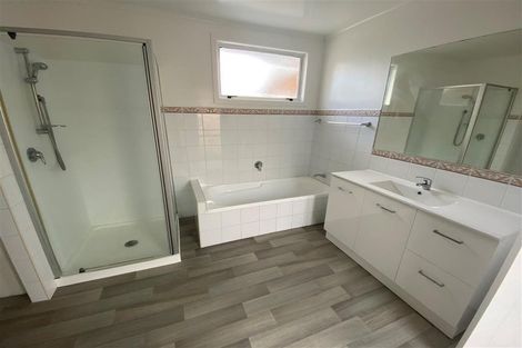 Photo of property in 18 Mcleod Road, Weymouth, Auckland, 2103