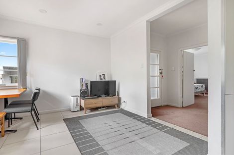 Photo of property in 1/18 Forrest Hill Road, Forrest Hill, Auckland, 0620