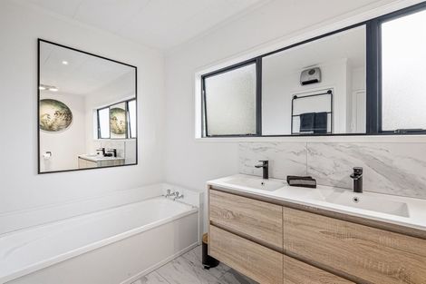 Photo of property in 2/90 Verbena Road, Birkdale, Auckland, 0626