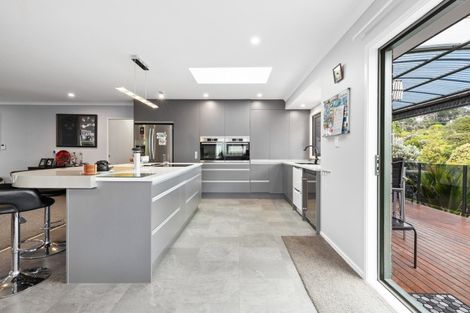 Photo of property in 27 Lorikeet Place, Unsworth Heights, Auckland, 0632